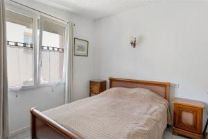 a bedroom with a bed and a window at Gîte rural chez Michel in Soulatgé