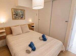 a bedroom with a bed with two towels on it at Lagune Azur – Séjour cosy vue mer piscine Wi-Fi in Sète