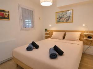 a bedroom with a large bed with towels on it at Lagune Azur – Séjour cosy vue mer piscine Wi-Fi in Sète +8 photos