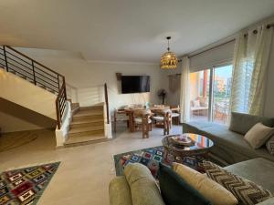 a living room with a couch and a table at عائلي ومريح in Zāwiyat al ‘Awwāmah