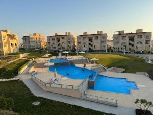 a large swimming pool in a city with buildings at عائلي ومريح in Zāwiyat al ‘Awwāmah