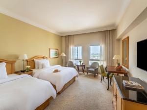 En eller flere senge i et værelse på Mövenpick Hotel Doha