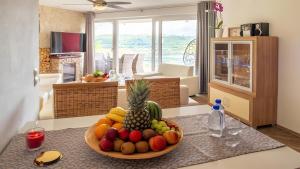 a bowl of fruit on a table in a living room at Exclusiv Ferienwohnung Maarpanorama in Schalkenmehren