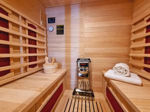 a sauna with a machine in the middle at Eifel Dream Kleinenims in Burbach