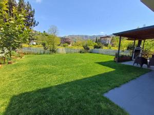 a yard with a fence and a green lawn at VillaZ Villa Ardeşen in Ardeşen