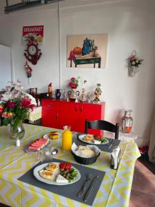 a table with two plates of food on it at HOTEL Casa Vacanze SHIROKE in Shkodër