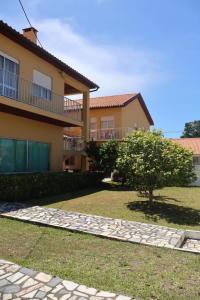 a house with a tree in the yard at Vivenda Atlantico in Vila Praia de Âncora