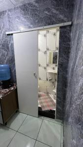 a bathroom with a shower with a toilet and a mirror at Kitnet aconchegante in Ouro Preto