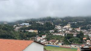 a view of a town with a soccer field on a mountain at Kitnet aconchegante in Ouro Preto