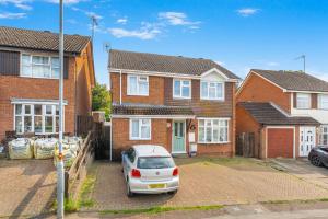 a car parked in front of a brick house at Badger Haven, Apartment 3 in Brackley +22 photos