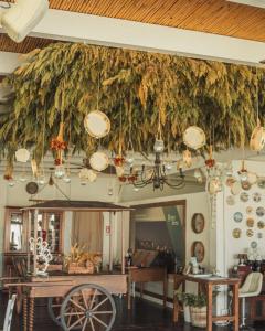 una sala da pranzo con un tavolo e un lampadario di Borgo Rosso Terra a Gallipoli