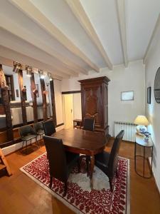 a dining room with a wooden table and chairs at La casa del camino in Montréal