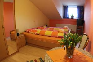 Ein Bett oder Betten in einem Zimmer der Unterkunft Reiterhof Könning