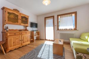 ein Wohnzimmer mit Sofa und Tisch in der Unterkunft Ciasa pe de Bosc in Mazzin