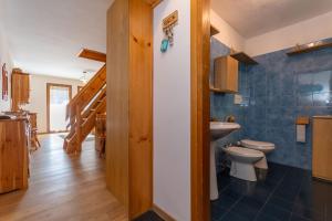 ein Badezimmer mit Toilette und Waschbecken in der Unterkunft Ciasa pe de Bosc in Mazzin + 27 Fotos