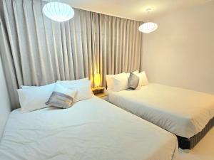 two beds sitting next to each other in a room at 원하우스 in Seoul