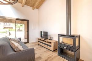 a living room with a couch and a fireplace at Casa Romaní– Alojamiento acogedor in Miánegas