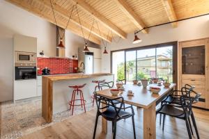 a kitchen and dining room with a wooden table and chairs at Casa Romaní– Alojamiento acogedor in Miánegas