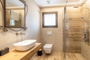 a bathroom with a toilet and a sink and a shower at Casa Romaní– Alojamiento acogedor in Miánegas +26 photos