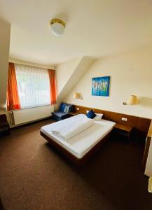 a bedroom with a large bed in a room at Hotel Bürkls Kirnbachtal in Niefern-Öschelbronn