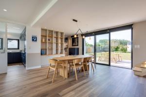 a kitchen and dining room with a table and chairs at Aux flots de la Torche, 3ch in Penmarch