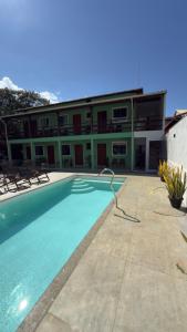 a large swimming pool in front of a building at Estadia Cipó Pousada & Piscina in Serra do Cipo