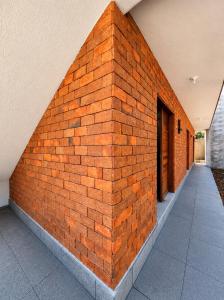 a brick wall in the side of a building at Pousada Serena Jacumã in Jacumã