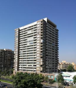 サンティアゴにあるmyLUXAPART Las Condesの都市にある多くの窓がある高層ビル