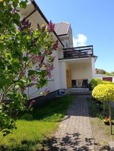 a house with a pathway leading to the front yard at Dom Pod Gruszką in Pobierowo