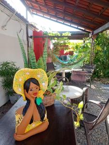 a statue of a woman sitting on a table at AYRE GOSTOSO POUSADA in São Miguel do Gostoso