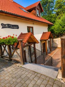 a house with a wooden gate and a fence at Willa Faustynka in Nałęczów