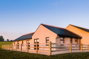 ein Haus mit Sonnenkollektoren an der Seite in der Unterkunft Elagh Cottages in Derry Londonderry