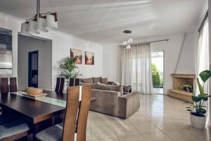 ein Wohnzimmer mit Sofa und Esstisch in der Unterkunft Ether Villa View in Lithakia
