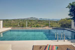 ein Swimmingpool mit Blick auf das Meer in der Unterkunft Ether Villa View in Lithakia