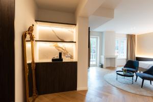 a room with a mirror and a bed and a table at Hotel Lodewijk Van Male in Bruges