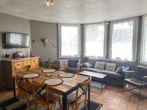 a living room with a table and a couch at Les Apparts de la Tourronde in Chorges