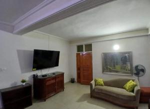 a living room with a couch and a flat screen tv at Studio Apt-Osu in Christiansborg