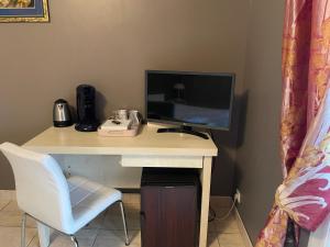 a desk with a computer and a monitor and a chair at Bouzigues Suite Parentale Étang de Thau in Bouzigues