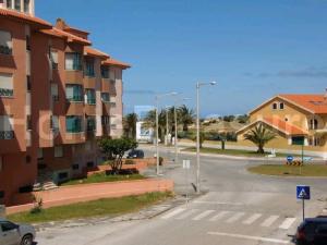 una strada vuota di fronte a un edificio di Estrela do Mar - 100m da praia a Peniche