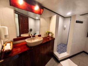 a bathroom with a large sink and a shower at Paraiso Beach Hotel in Big Corn Island +40 photos