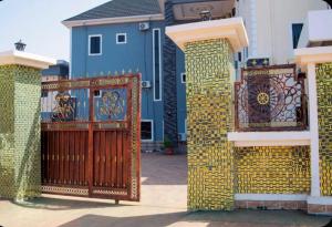 a gate in front of a house with a fence at Jiksonodohotel in Nsukka
