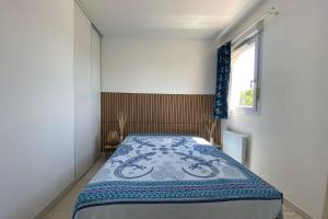 a bedroom with a bed in a room with a window at comfort and breathtaking view in Frontignan