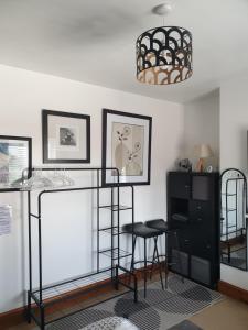 a room with a counter and a bar with stools at Miner's Retreat Comfy 2-Bed Home, Swadlincote in Woodville