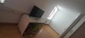 a room with a television on top of a box at Ela Gar 5 WG Zimmer in Garsten