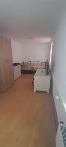 an empty room with a table and a bed at Ela Gar 5 WG Zimmer in Garsten