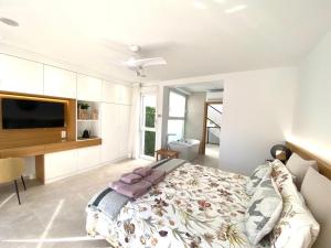 a bedroom with a bed and a flat screen tv at Mariposa in Marbella