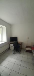 an office with a desk and a chair in a room at Ela Gar 6 WG Zimmer in Garsten