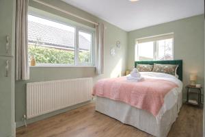a bedroom with a bed and a window at Greenfields Apartment in Chester