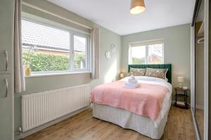 a bedroom with a bed and a window at Greenfields Apartment in Chester