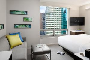 Uma TV ou centro de entretenimento em LUMA Hotel - Times Square